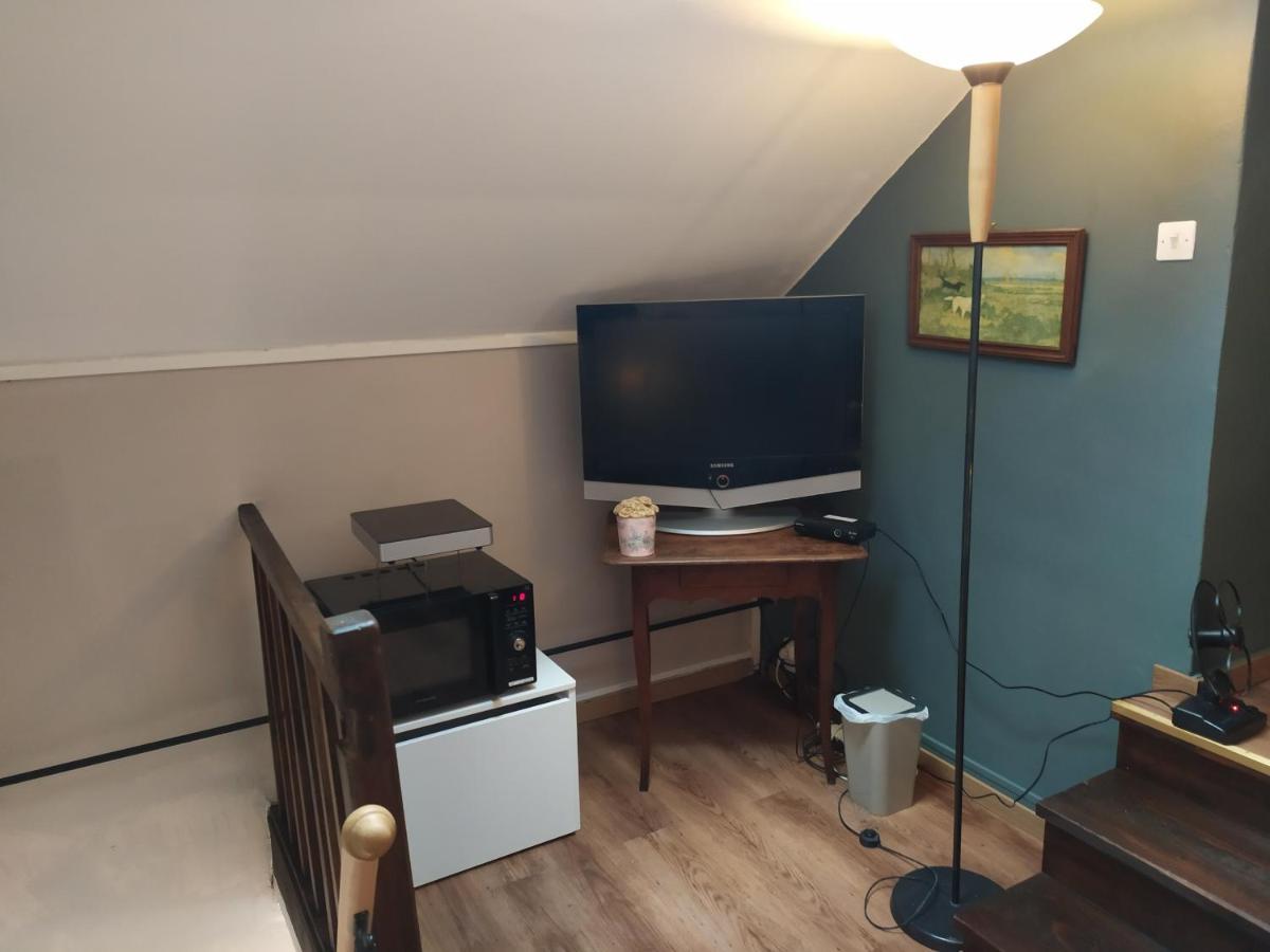 PETIT SAINT HUBERT 1 à 4 PERSONNES Acomodação com café da manhã Velles  Exterior foto